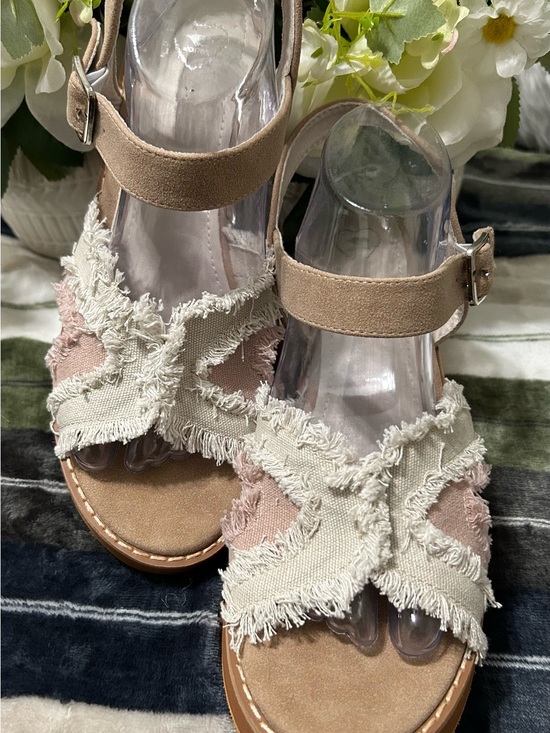 Rocket Dog Shoes - NWOT Rocket Dog Light Denim Beige and Tan Fringed Cross-Strap Sandals. Size 11